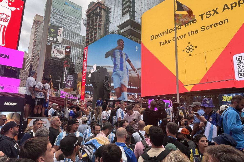 Centenares de argentinos 'toman' Times Square para el banderazo antes de partido con Chile