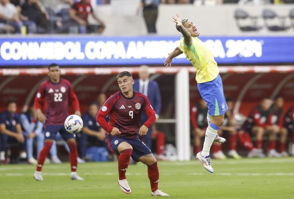 Bruno Guimaraes queda a contramano. Brasil dejó escapar dos puntos.