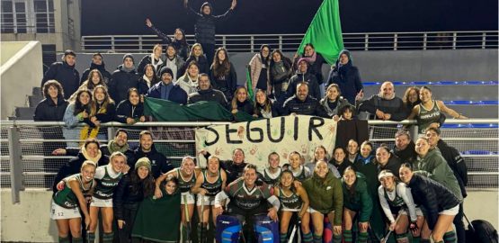 Las chicas de Mar del Plata Club junto a su gente en el EPH tras haber logrado la clasificación a semifinales.