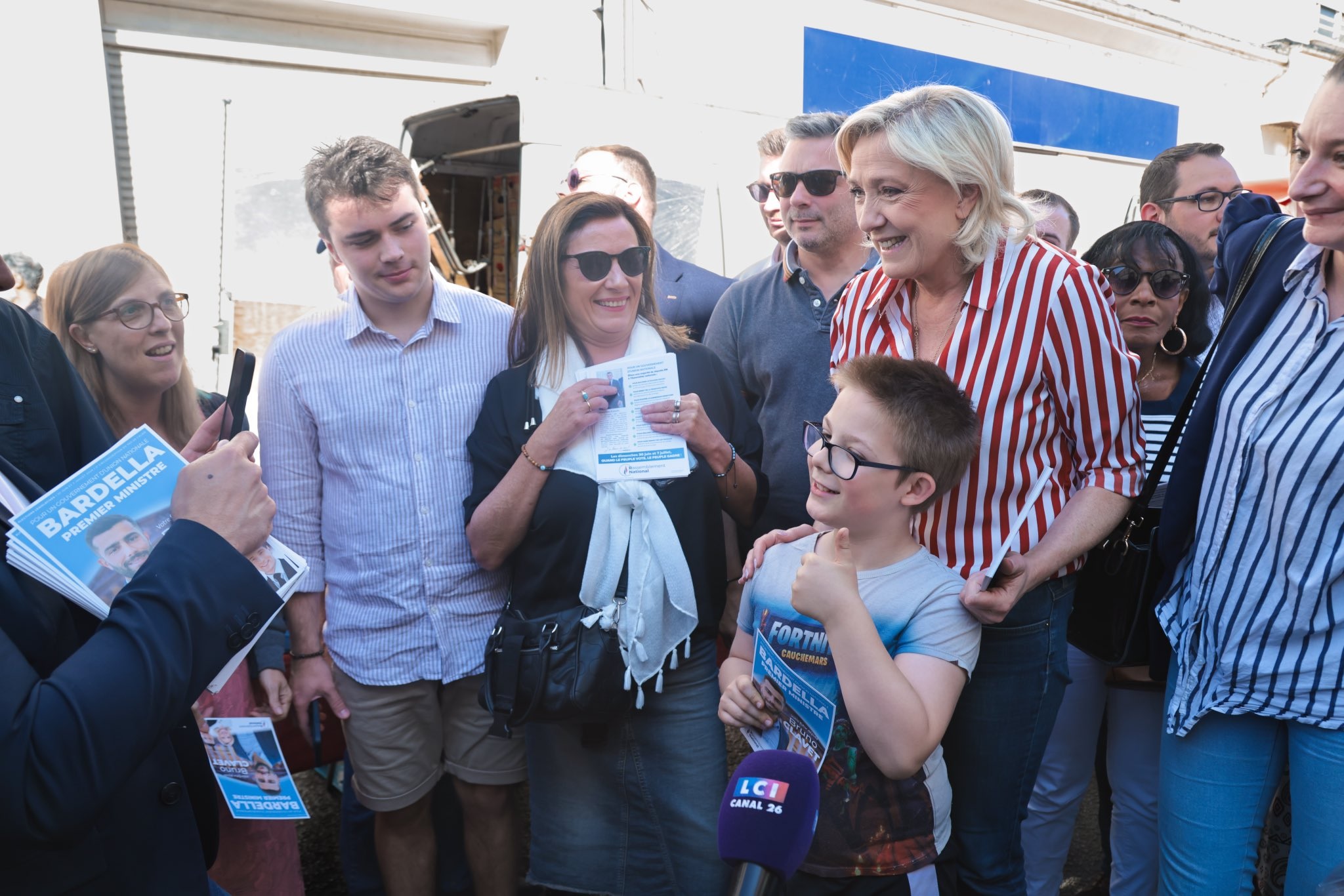 Marine Le Pen, líder de Agrupación Nacional, visitó un mercado en Pas de Calais.