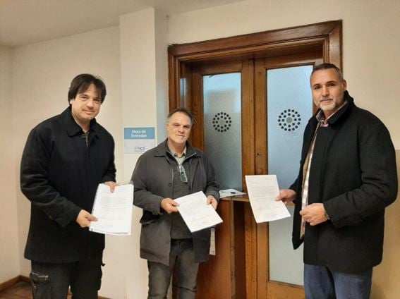 Martín Avila (Ingenieros), Diego Domingorena (Arquitectos) y Diego Haag (Técnicos), este jueves en la mesa de entradas del Concejo Deliberante. 