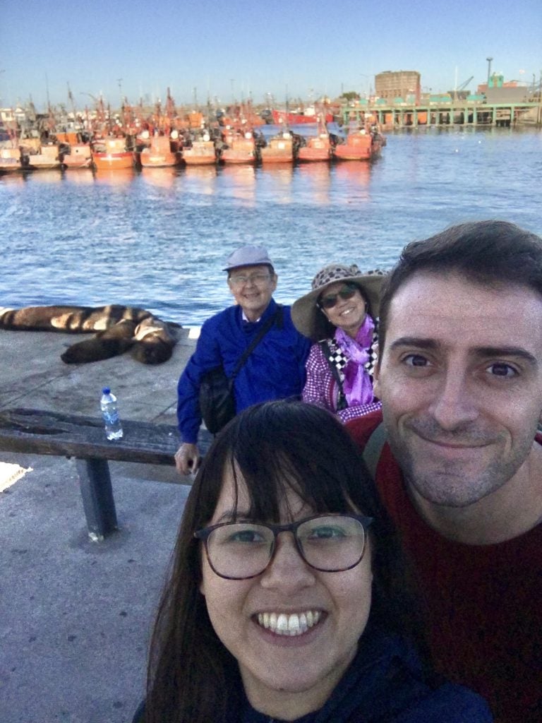 La pareja recibió la visita de los padres de ella. En imagen, durante una salida al puerto.