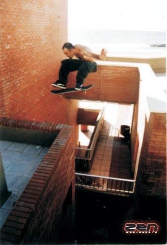 Kohen haciendo "skate" en los viejos edificios de La Perla, a fines de los ´90.