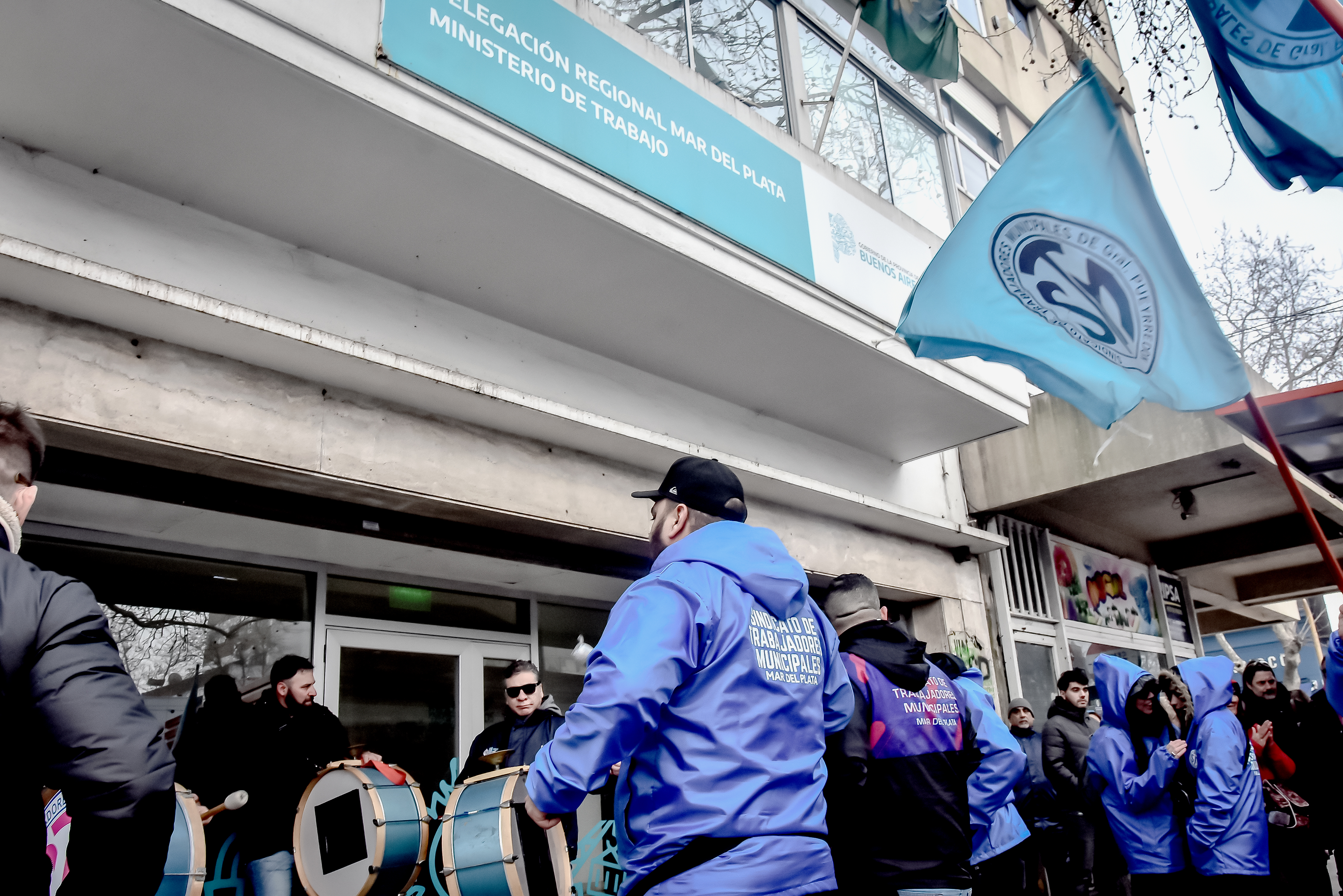 Los municipales, el martes, afuera de la delegación local del Ministerio de Trabajo bonaerense, donde se reunieron el gobierno y el STM. 