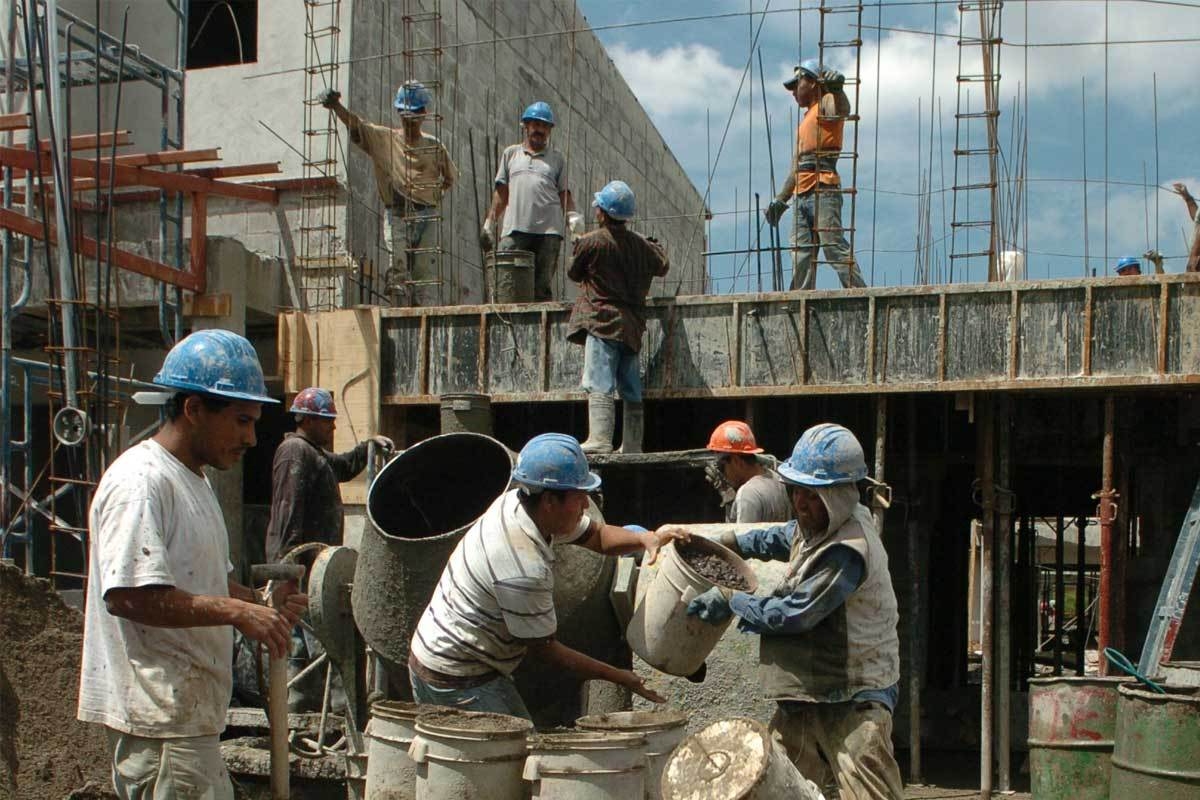 Dentro de los rubros más golpeados, la construcción lidera con  el 42,7% de los empleos perdidos.