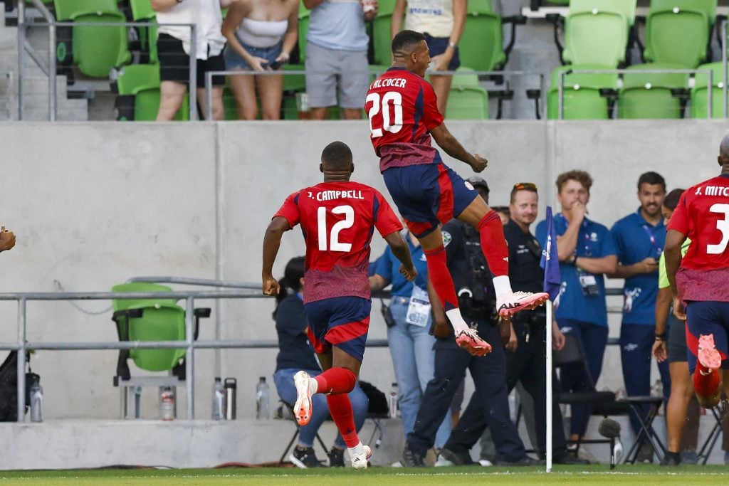 Josimar Alcócer festeja el segundo gol costarricense.