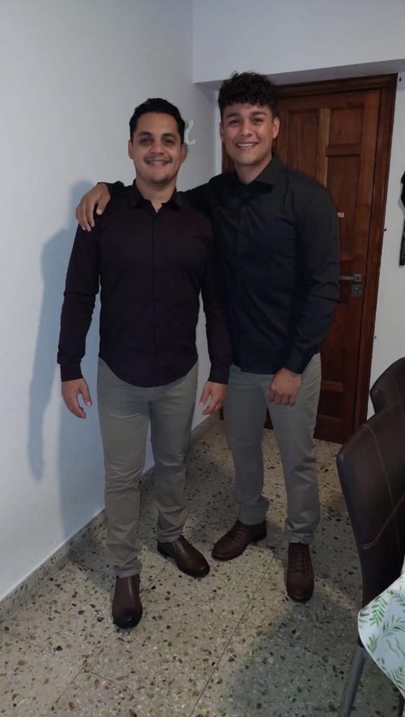 Con su hermano médico.