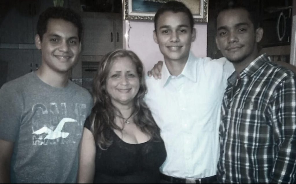 Junto a su familia.