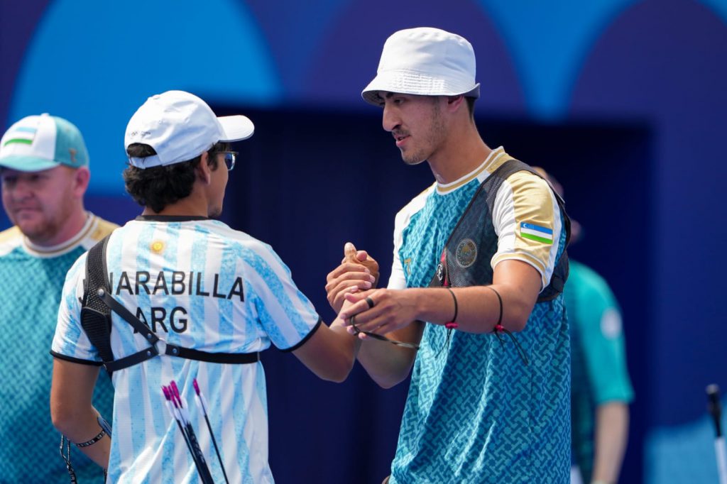 Saludo final entre el marplatense y el uzbeko.