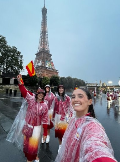 Juana Camilion y sus compañeras de equipo en París, durante la ceremonia inaugural de los Juegos y con la Torre Eiffel al fondo. 