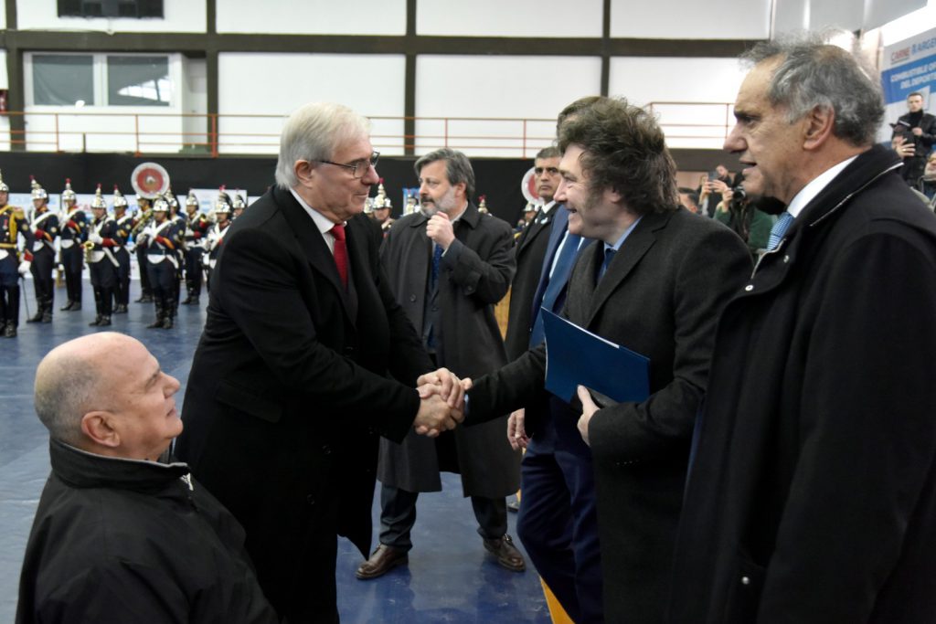 Foto: Prensa COA. Javier Milei y Daniel Scioli saludan a Mario Moccia (titular del COA) y José María Valladares (titular del Copar). 