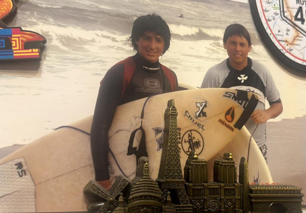 Mauro, de niño, haciendo surf en una playa de Mar del Plata.