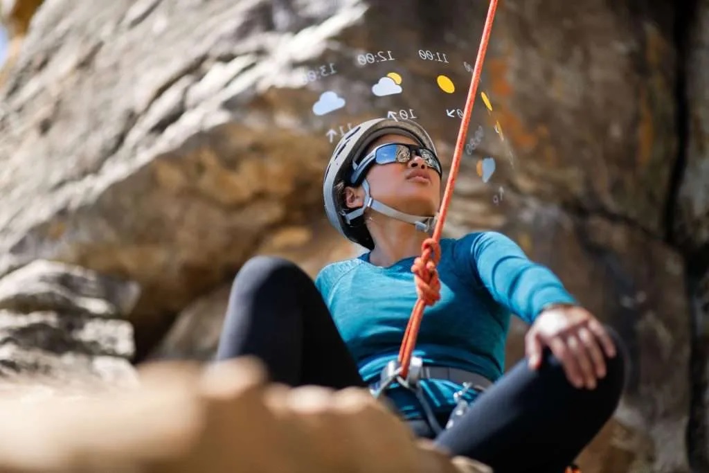 Escaladora en una montaña visualizando datos con gafas de RA. Foto: Ericsson.