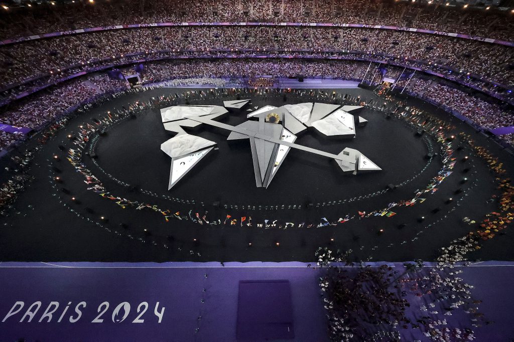 PARIS, 11 agosto, 2024 (Xinhua)  -- Equipos entran al estadio  durante la ceremonia de  clausura de los Juegos  Olímpicos de París 2024, en  París, Francia, el 11 de agosto  de 2024. (Xinhua/Xia Yifang)  (rtg) (vf)