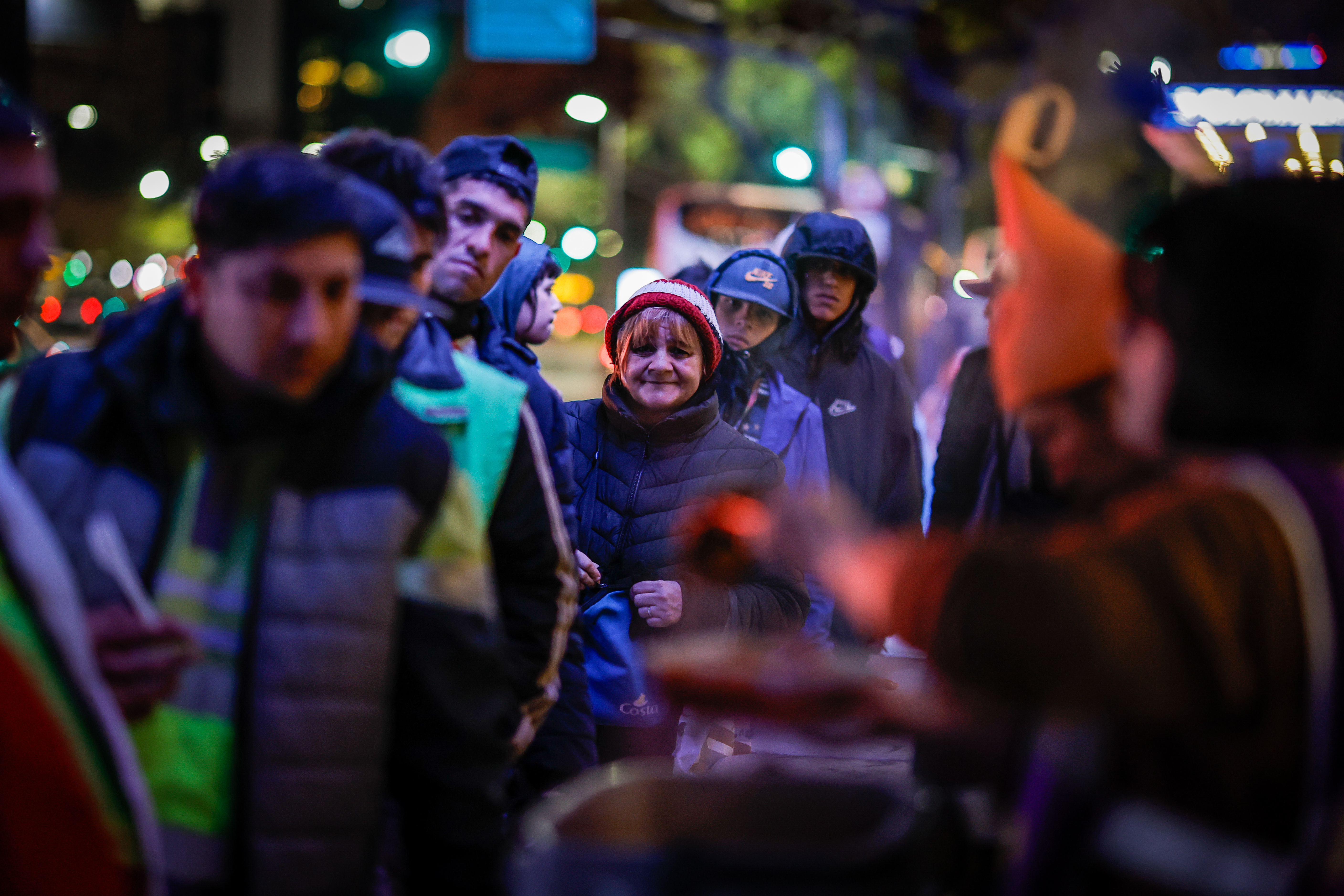 Ayuda para los sin techo en Argentina, vital ante la pobreza, el frío y un Estado ausente