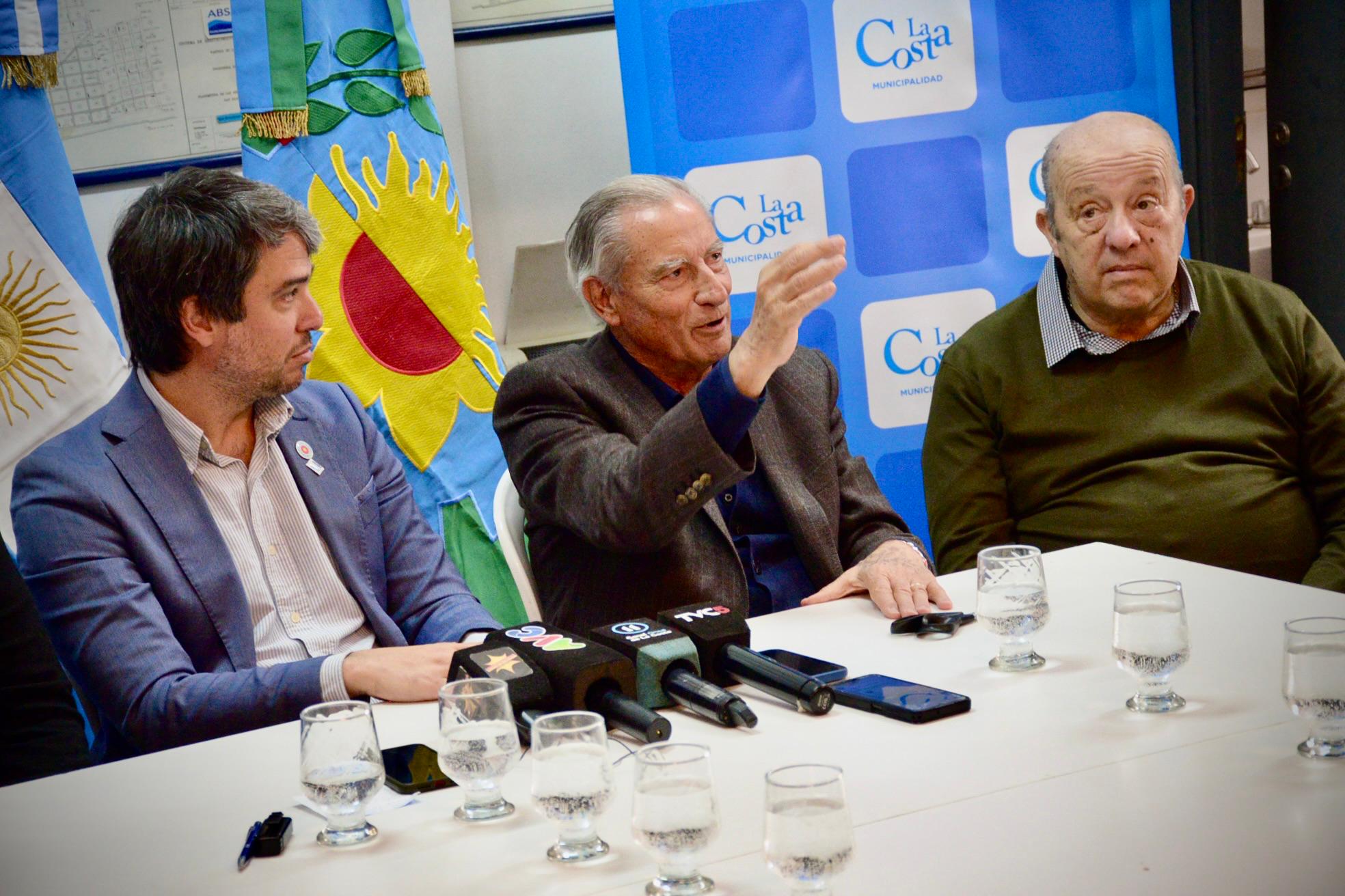El Presidente de Aguas Bonaerenses S.A. (ABSA), Hugo Obed, el Intendente Juan de Jesús y el directivo Jorge Paredi.