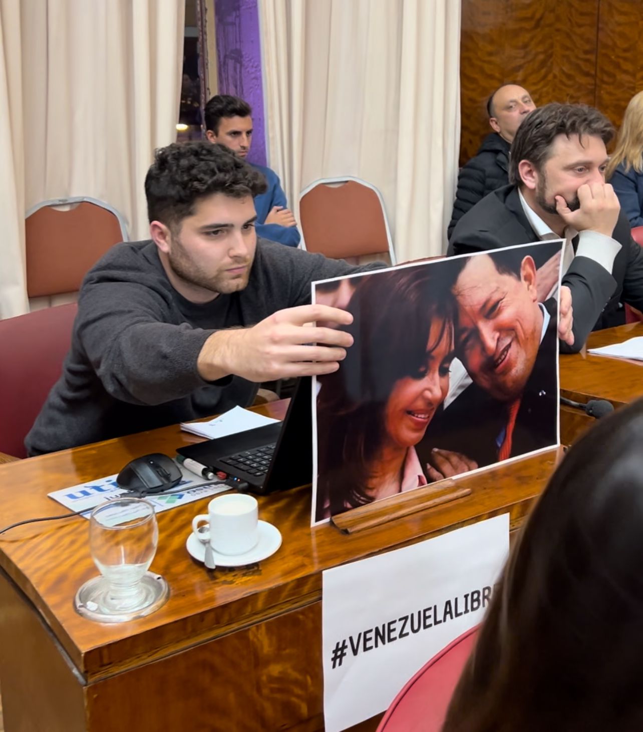 El concejal Busetti, con el cartel que casi dinamitó un acuerdo en el Concejo. 