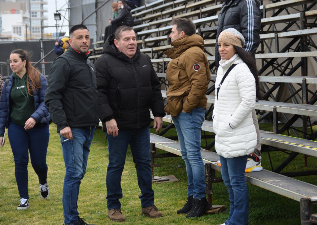 Christian Ledesma y familia compartieron con el intendente Guillermo Montenegro un rato de los entrenamientos.