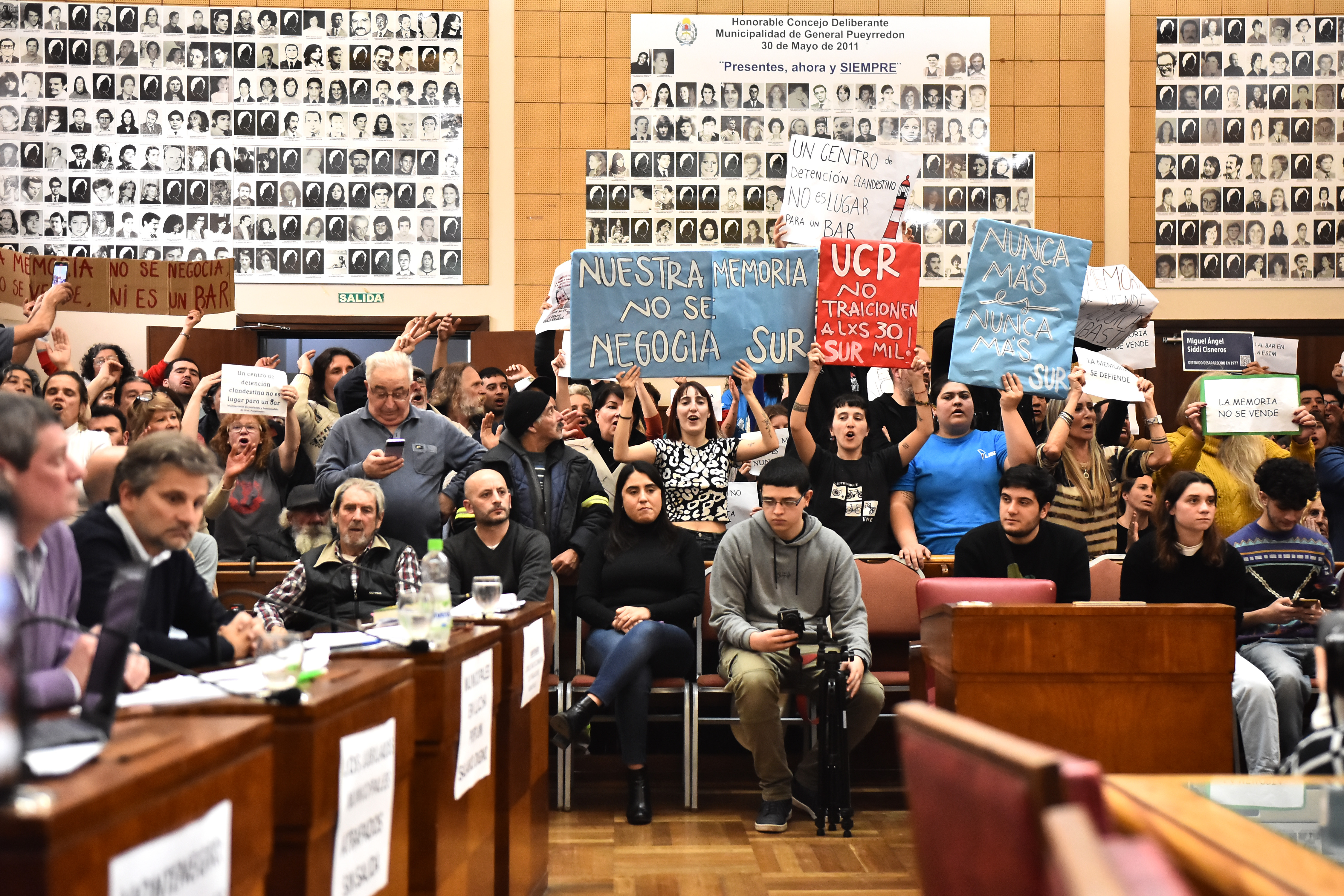 Integrantes de organismos de derechos humanos siguieron la sesión desde la barra. 