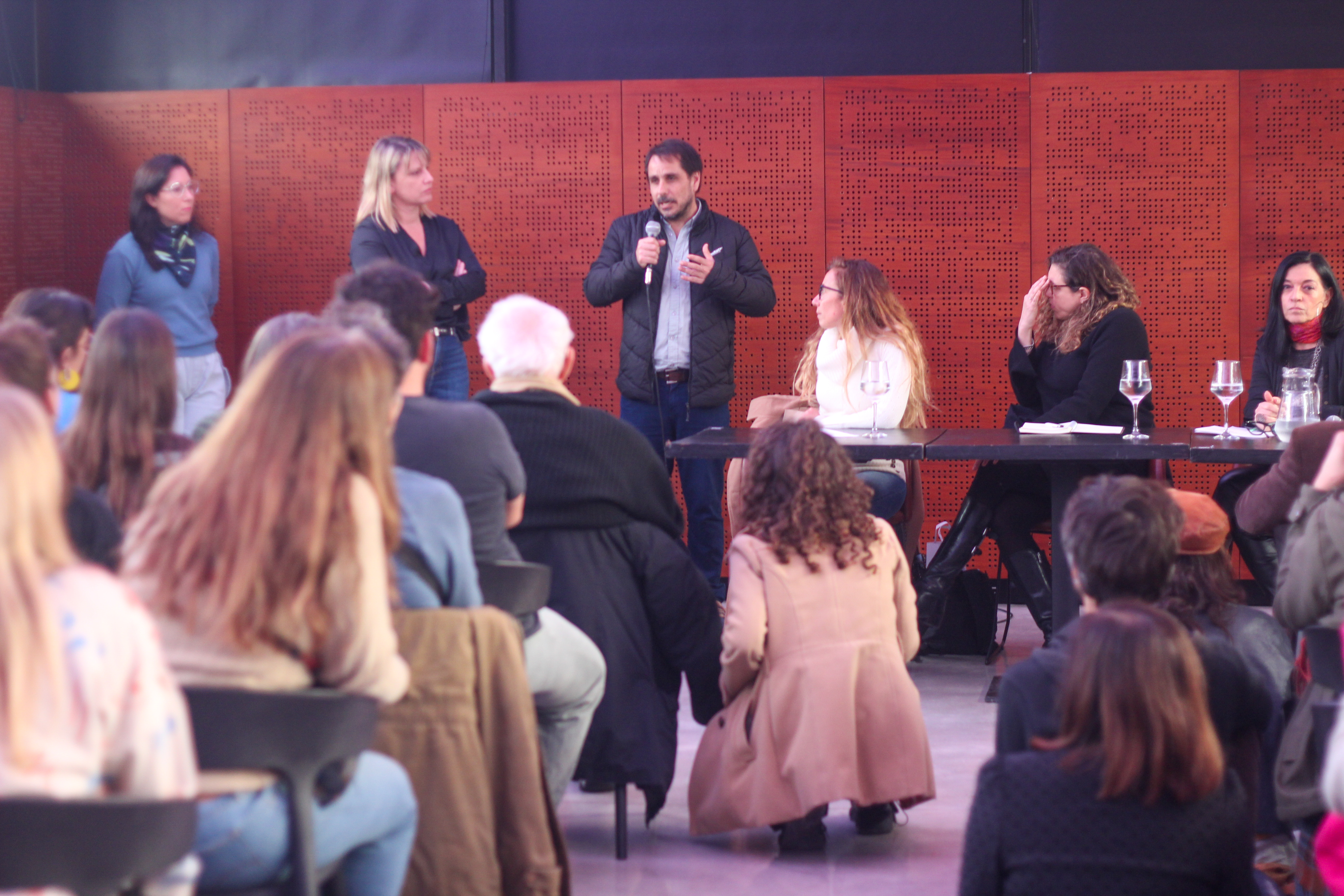 La apertura de la charla estuvo a cargo del decano de la Facultad de Humanidades, Enrique Andriotti Romanín, y la directora del Departamento de Letras, Agustina Ibánez. / Foto: Lucas Durso. 