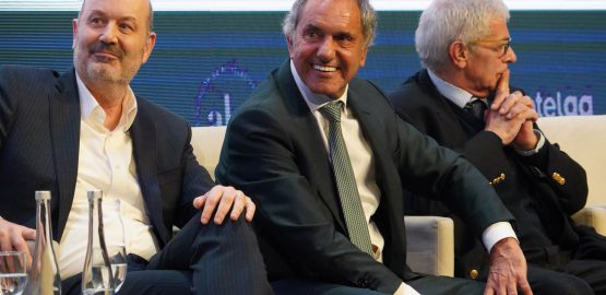 Daniel Scioli junto a  Federico Sturzenegger y Mariano Cúneo Libarona.