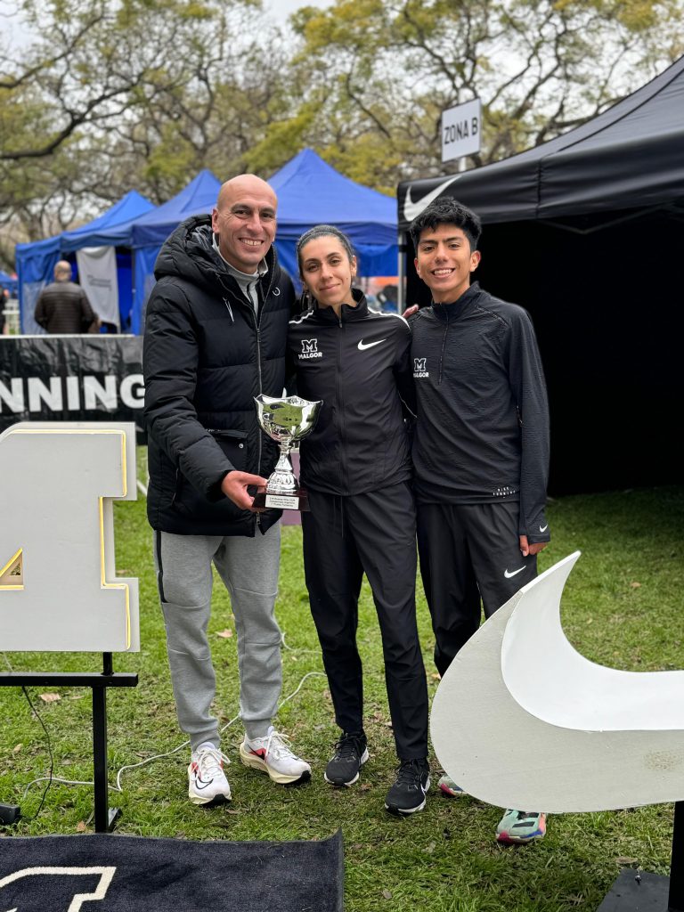 Levaggi junto a Leonardo Malgor y a Leonardo Guerrero, atleta marplatense que completó el medio maratón en 1h08m58s.