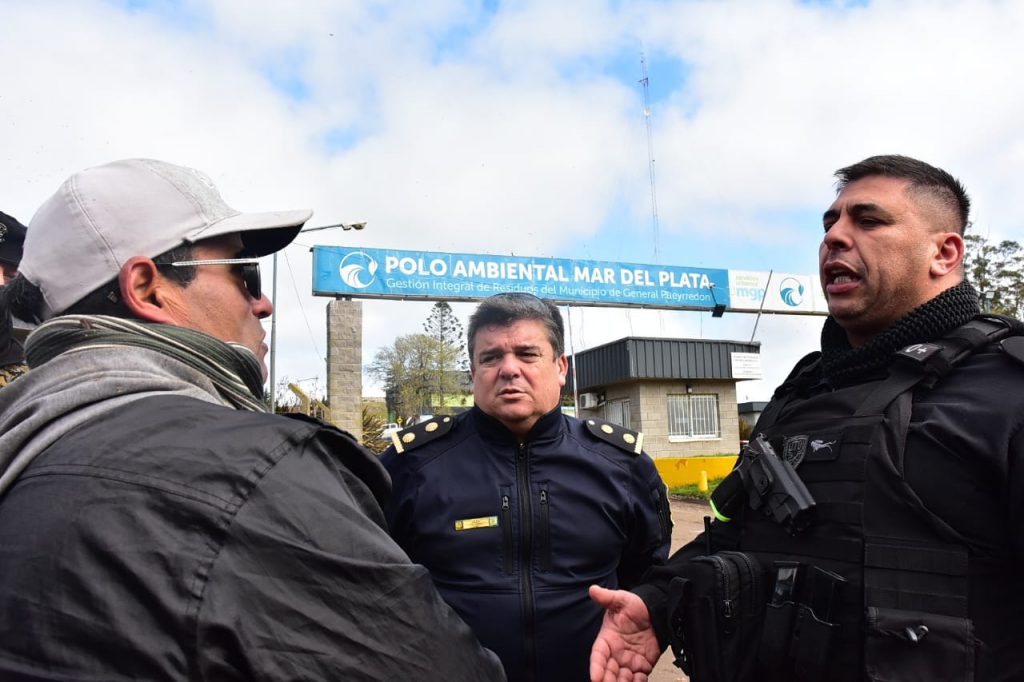 El padre de Emanuel Márquez dialogó con autoridades policiales.