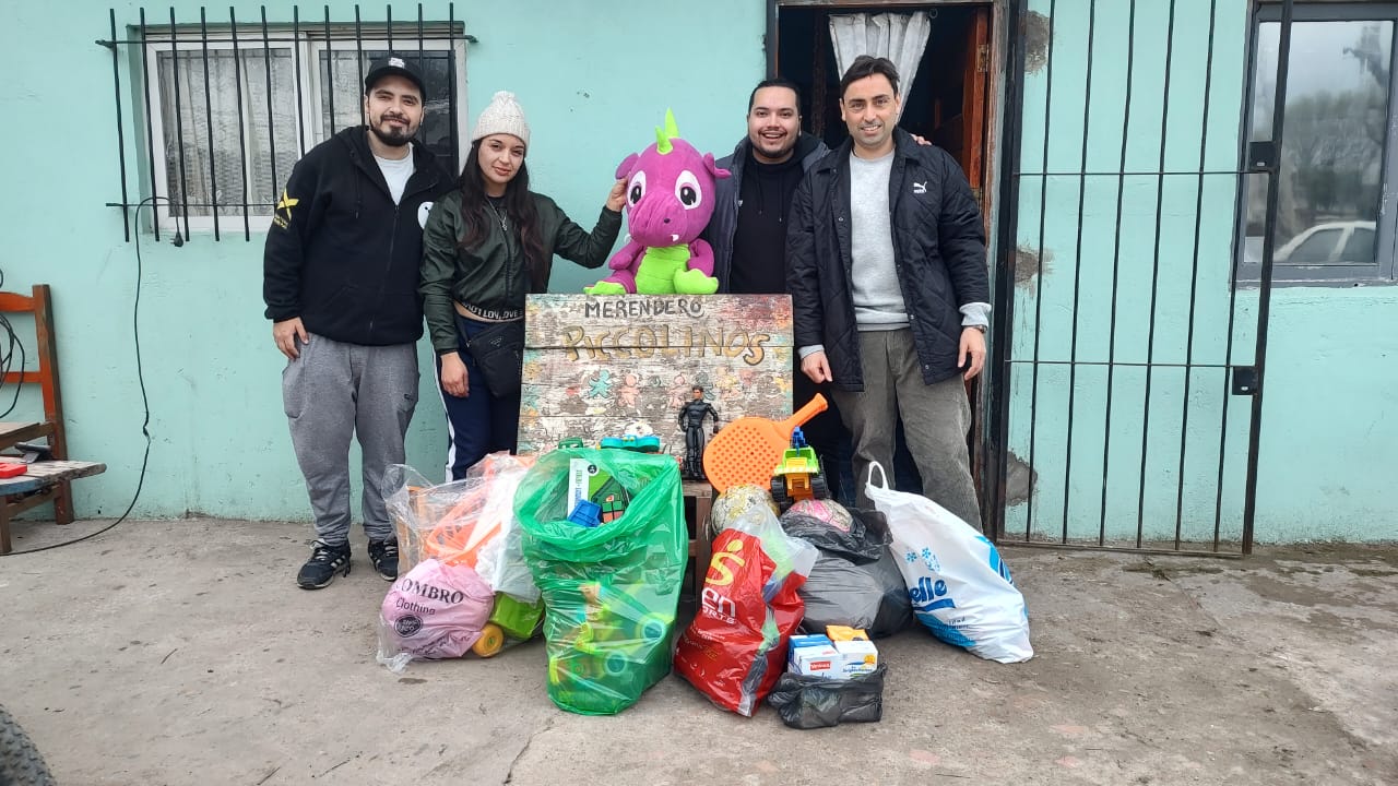 Entrega de donaciones en Piccolinos.