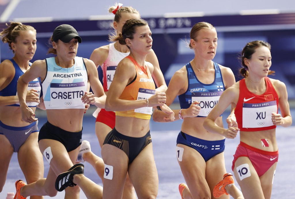 Belén Casetta en el pelotón durante su participación en París 2024.