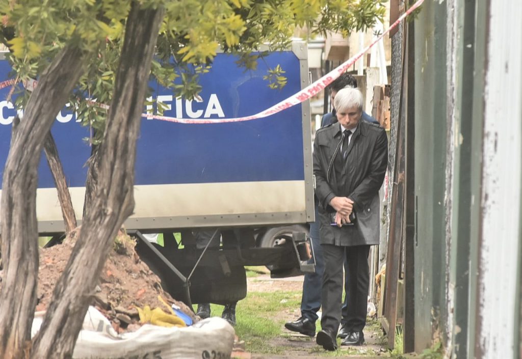 El fiscal Berlingeri saliendo del lugar del hecho.