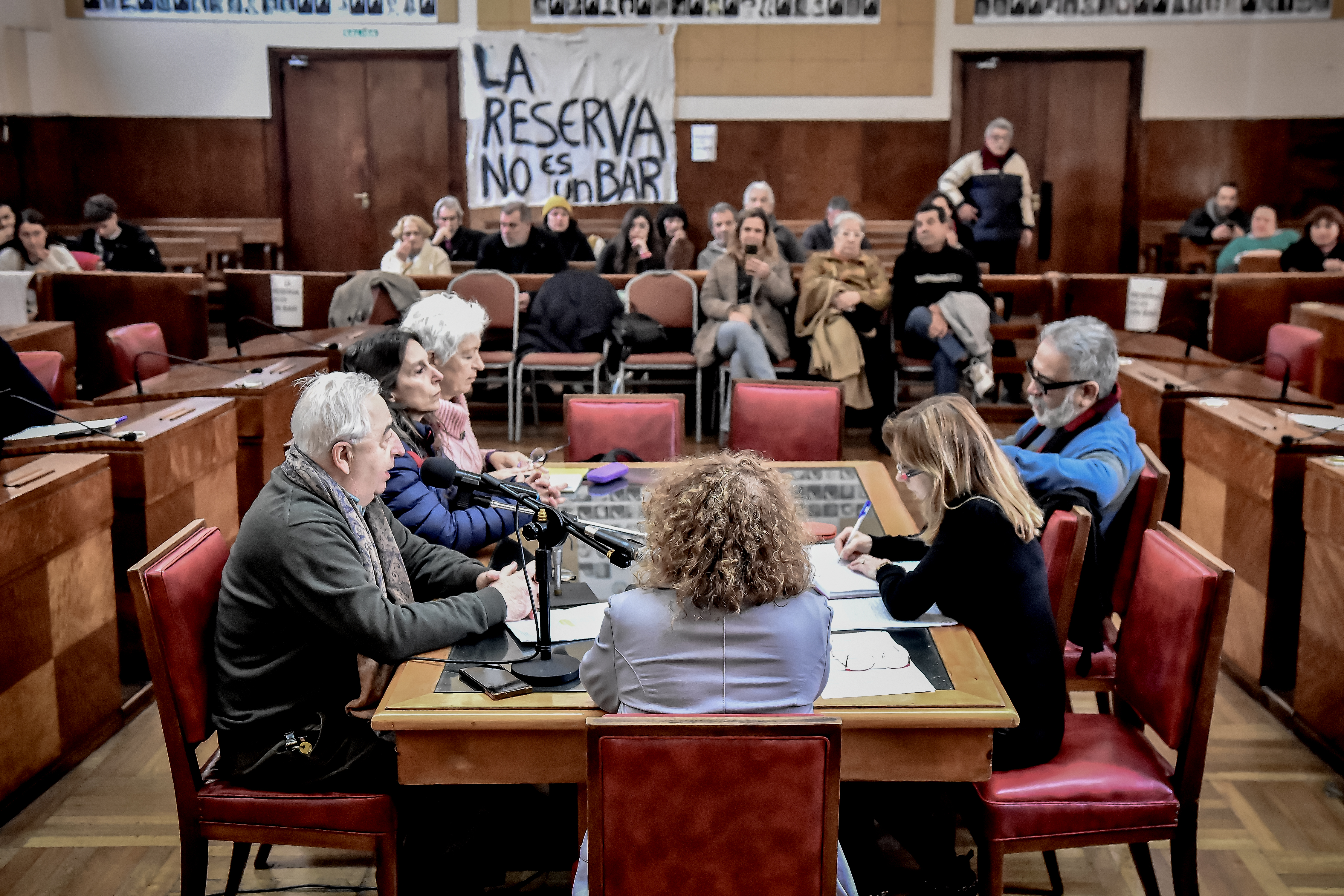 La reunión de la comisión de Obras en la que el oficialismo avanzó con el proyecto del bar de gin en el predio lindero al Faro de la Memoria. 