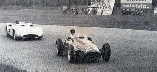 Mieres con la Maserati 250-F delante del Mercedes de Fangio en el Gran Premio de Italia. 