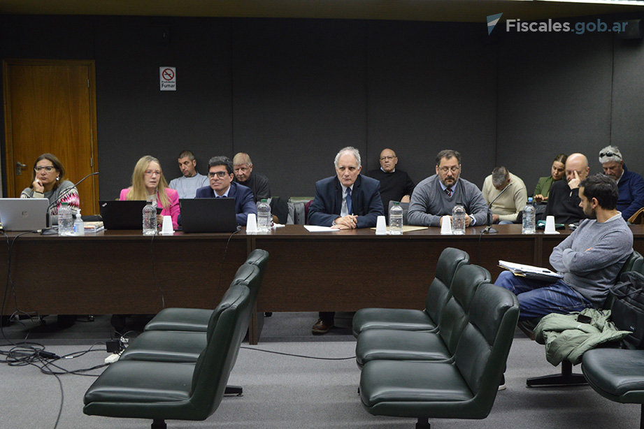 Parte de los 31 acusados que llegaron a juicio junto a sus defensores, en la sala de audiencias. 