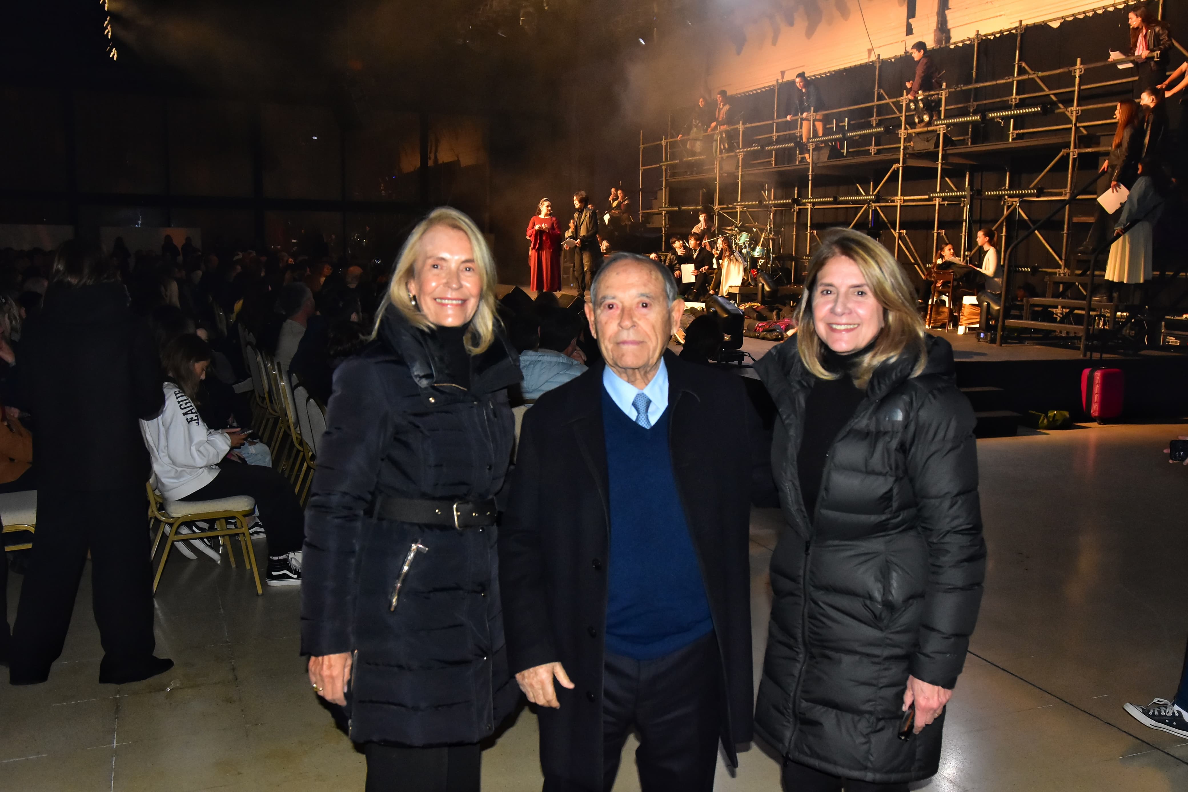 El director del diario LA CAPITAL, Florencio Aldrey, junto Marcela Stewart de Tovo y Stella Barbuzzi de Suárez, directoras del Holy Trinity College.