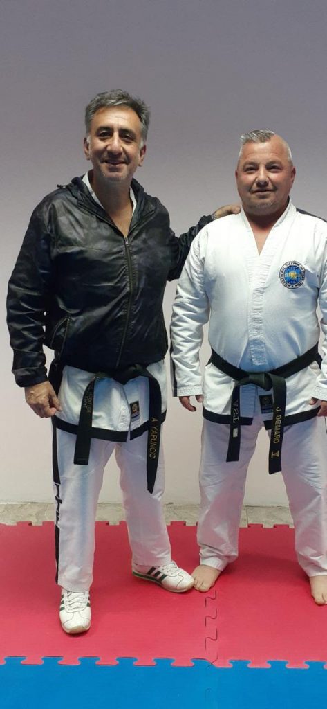 Posan Alejandro Yapuncic, de la Academia Superior de Taekwondo, y José Demaro, referente de la actividad y actual Director de Deportes del municipio gesellino.