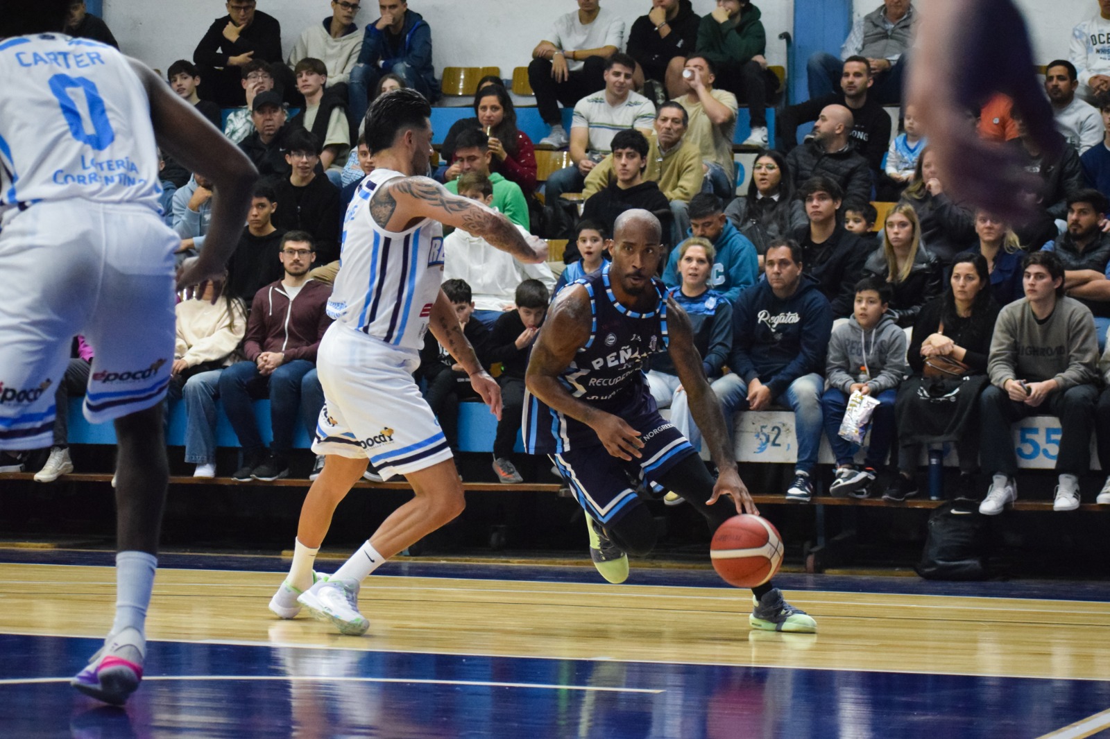 Foto: Prensa Regatas
Devante Wallace y el dribbling frente a Regatas. El único extranjero de Peñarol cumplió, como todo el equipo.