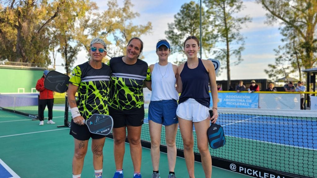  Las dos parejas finalistas en la rama femenina.