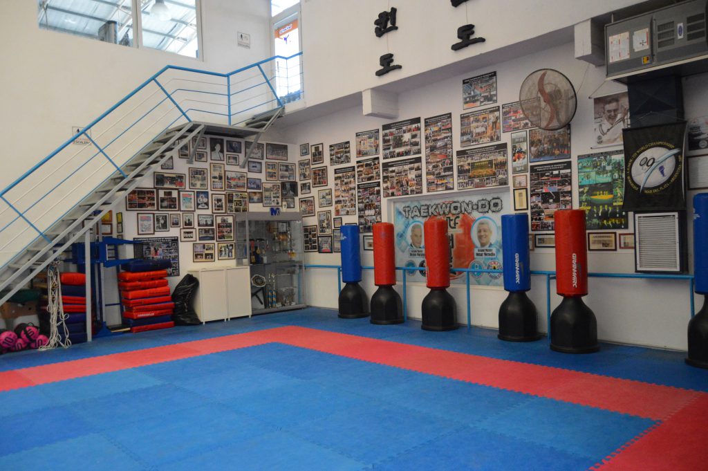 El orgullo de Merodio en su gym. Casi un santuario del taekwon-do ITF.