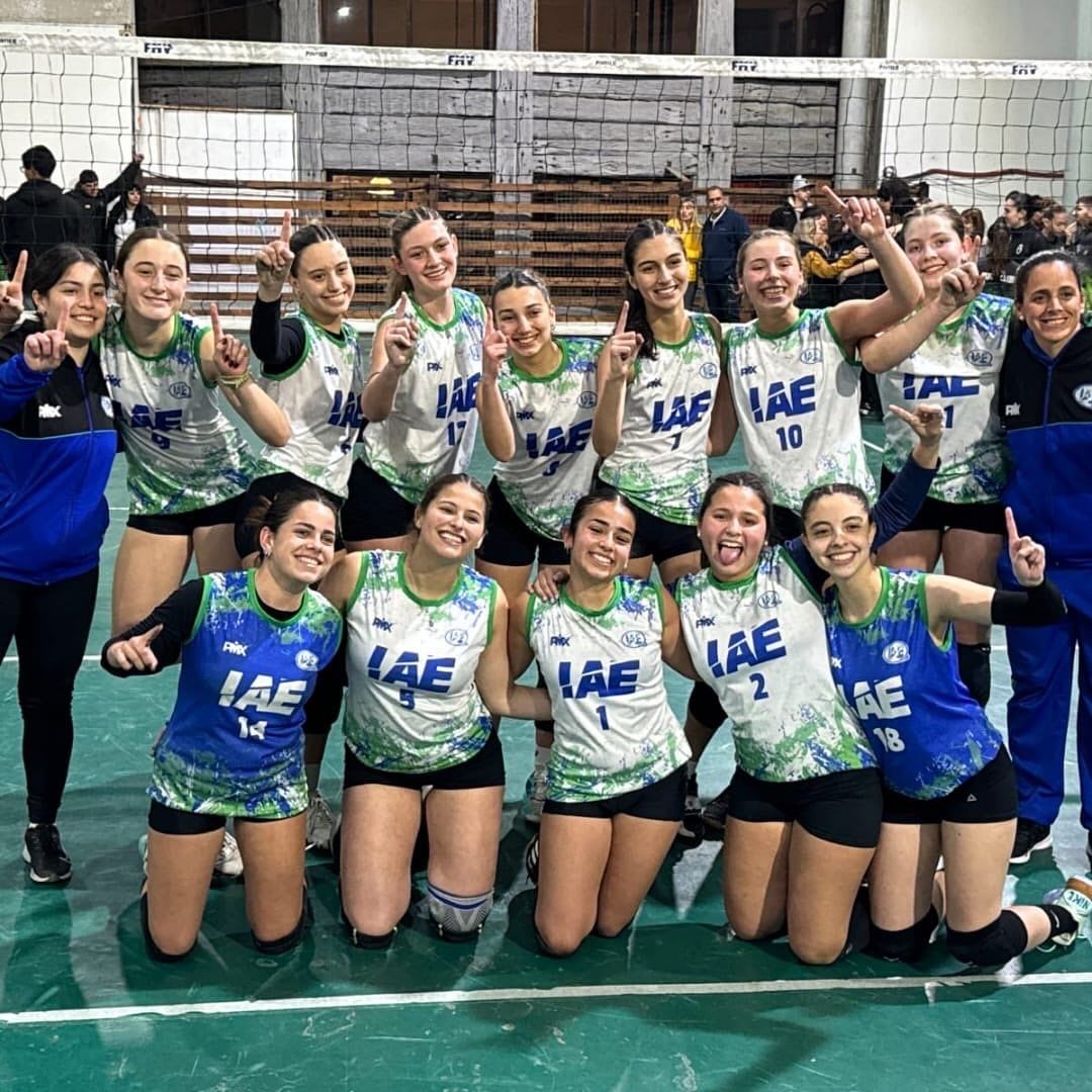 Plantel y cuerpo técnico de IAE Club Sub 18 femenino, que se coronó en Villa Gesell.