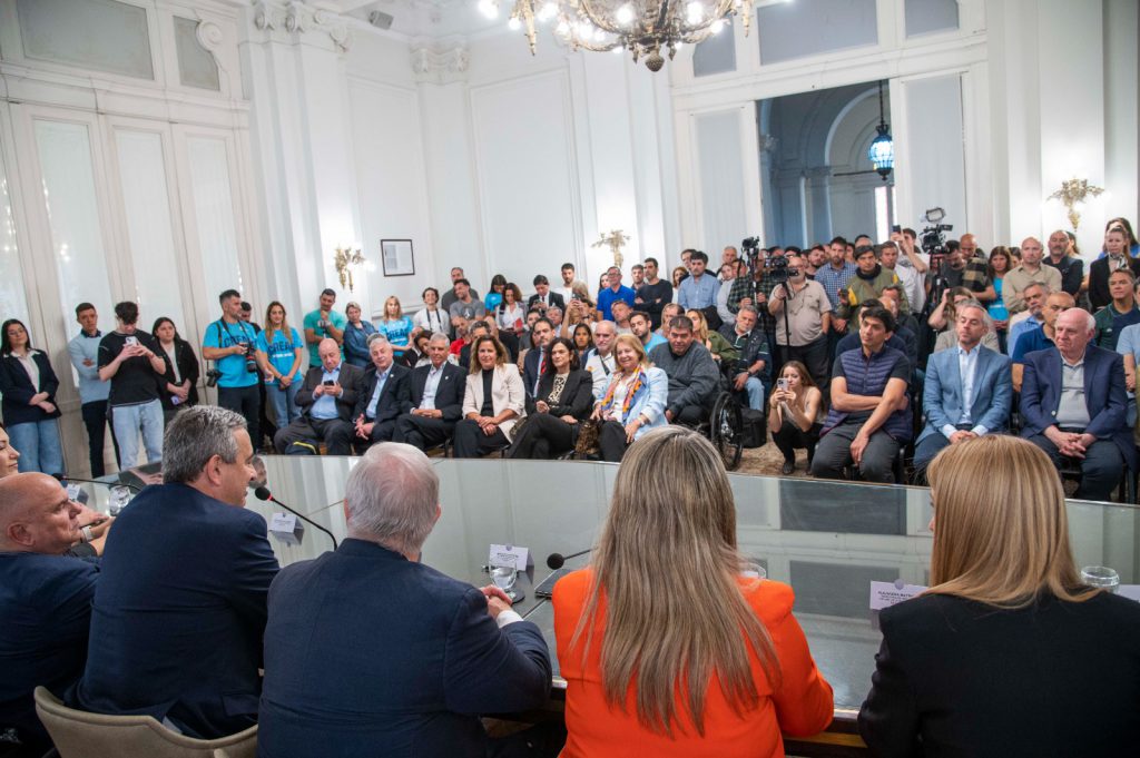 Foto: www.coa.org.ar Imponente imagen de la concurrencia al acto en el salón Carrasco, de la municipalidad rosarina.