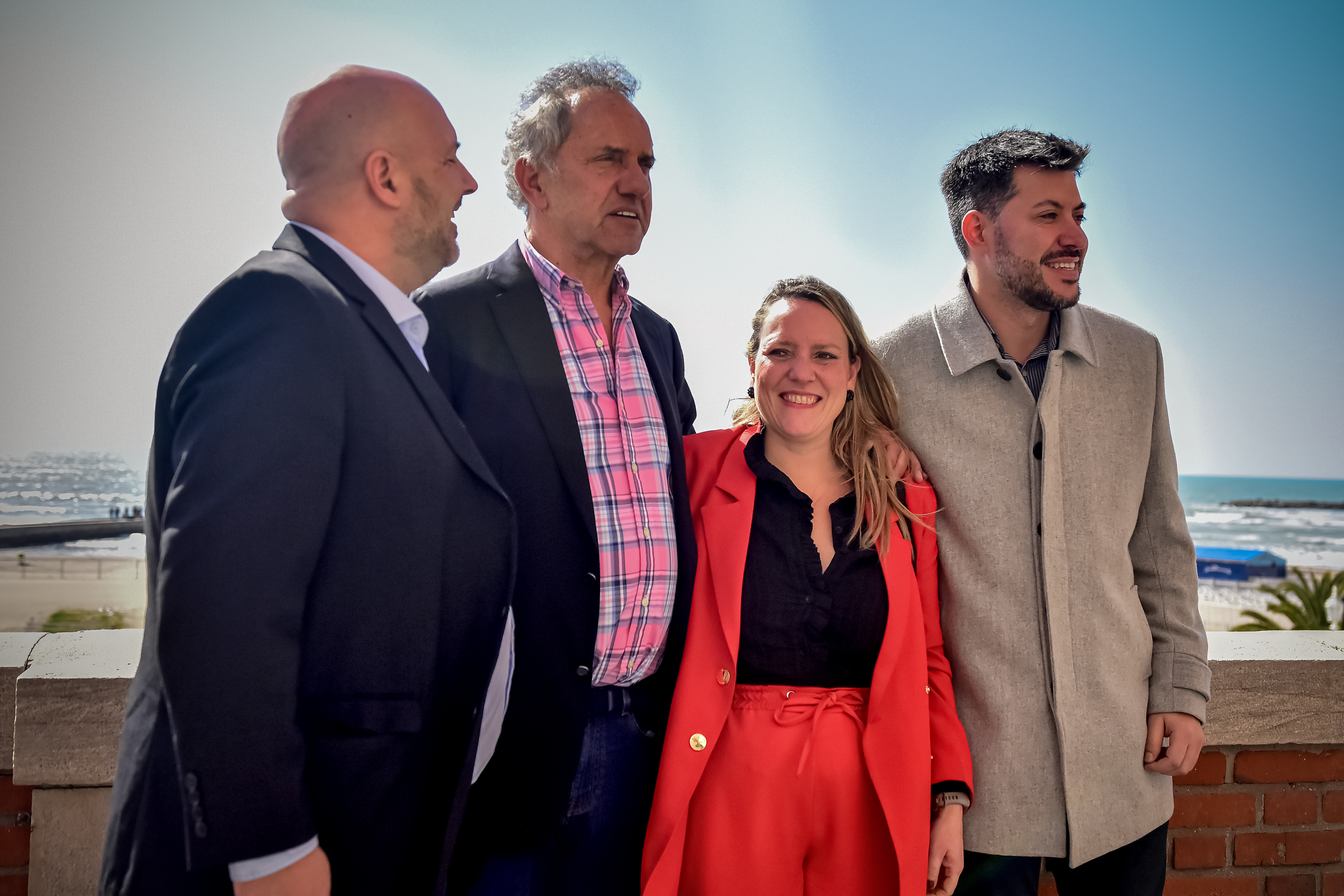 El diputado provincial Alejandro Carrancio junto a Daniel Scioli y los concejales Cecilia Martínez y Emiliano Recalt, de La Libertad Avanza. 