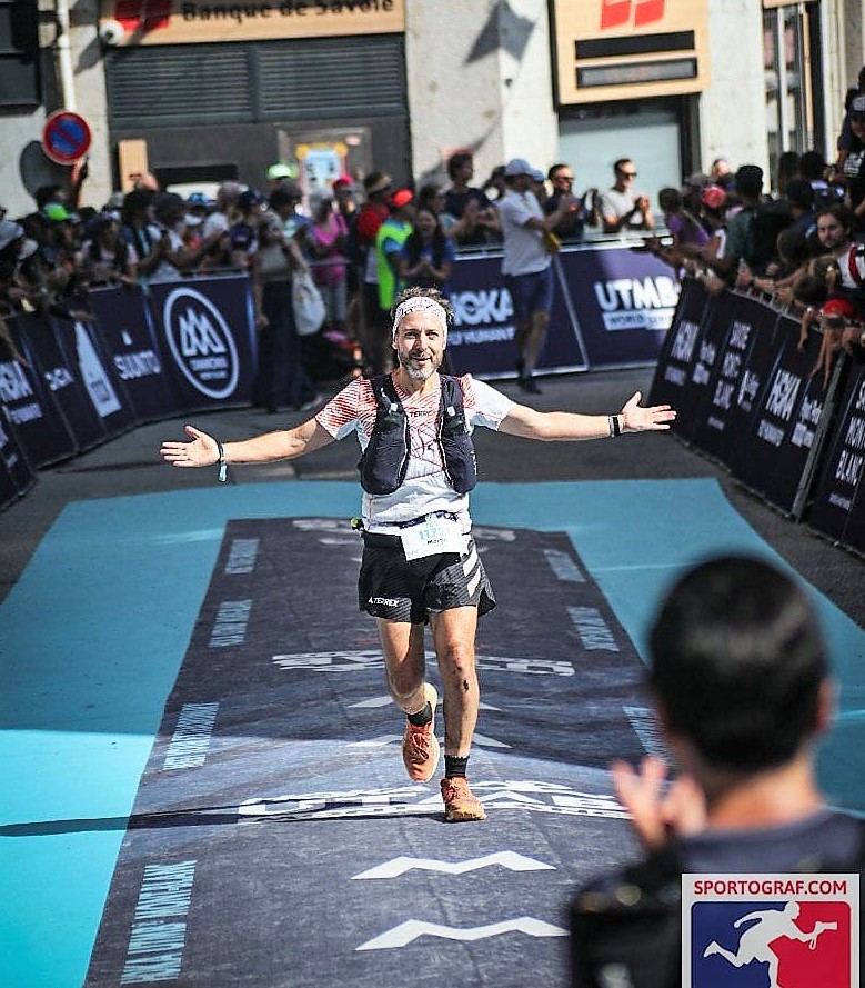 El marplatense Martín Yoca llega a la meta en Chamonix.