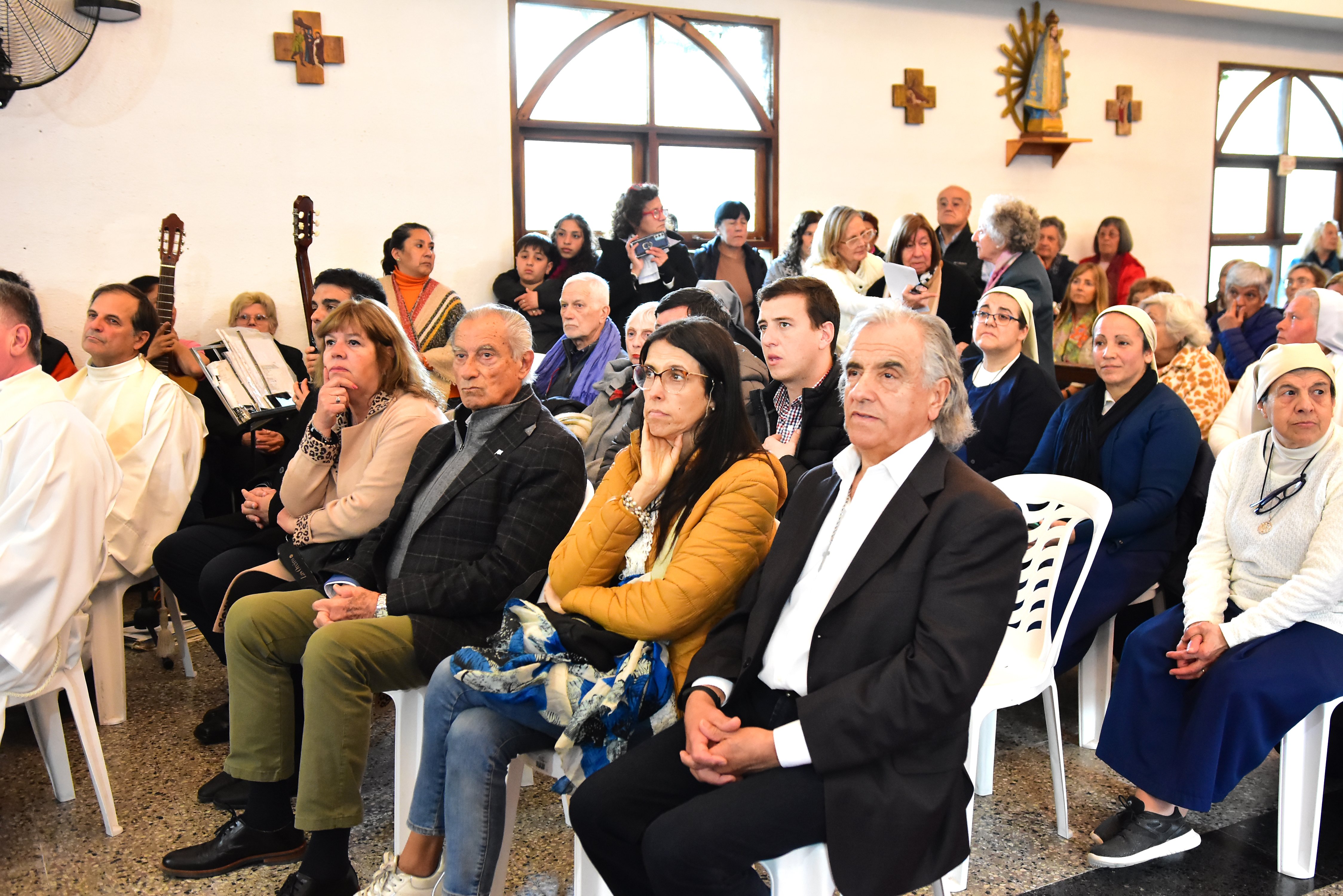 Cándido y Mariana Mestre (padre y hermana de Gabriel), junto al intendente De Jesus.