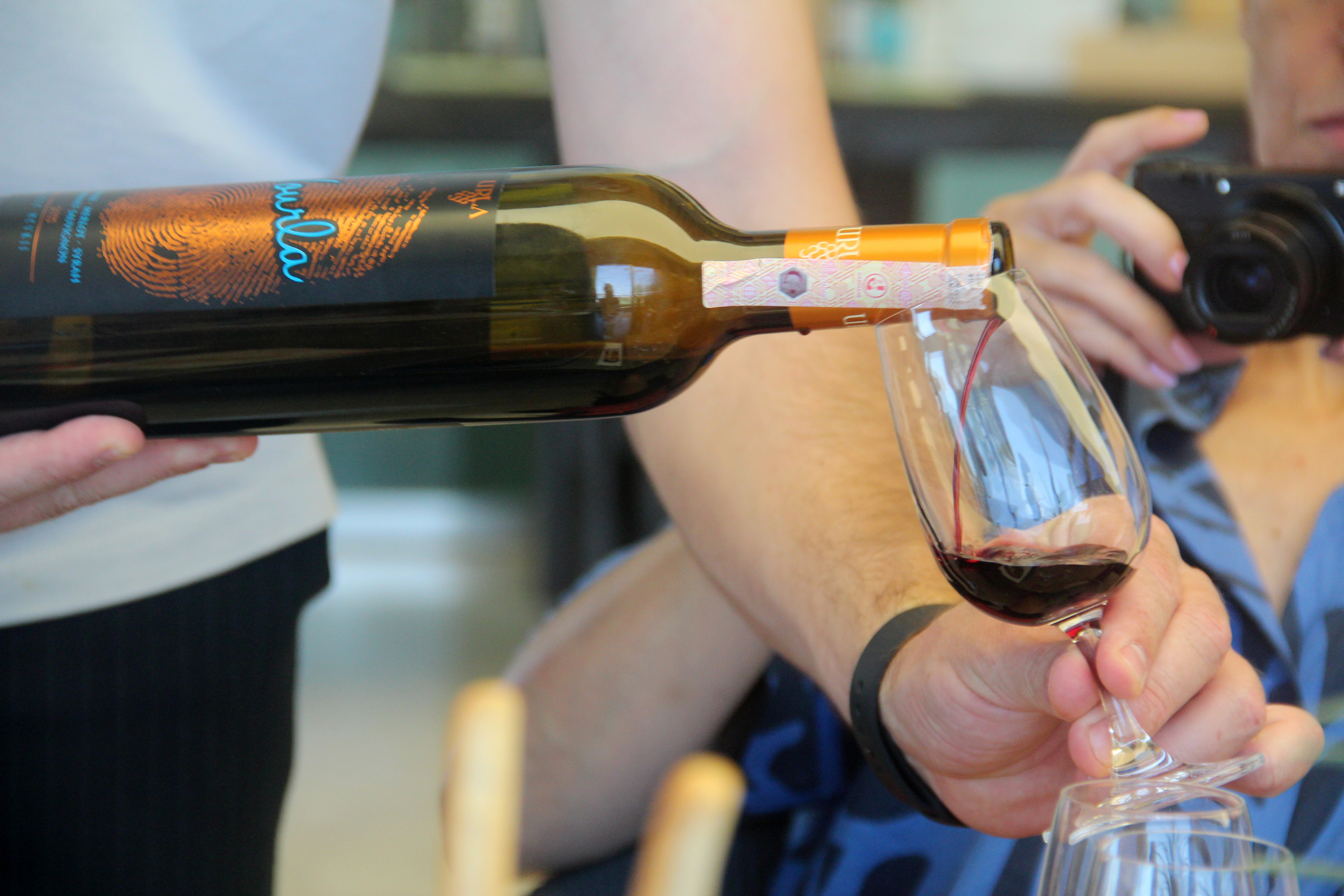 Un sommelier sirve un vino de la bodega turca Urla Sarapcilik. Foto: EFE.