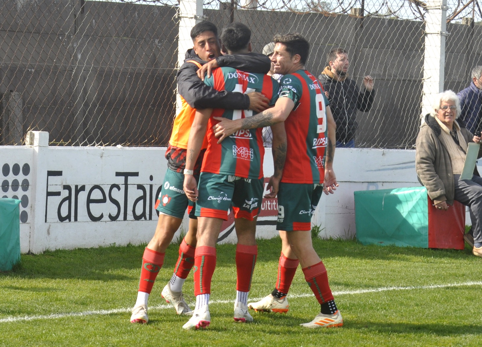 Matías Leguizamón y el "Vasco" Iriberri abrazan a Yoel Juárez, autor del primer gol. Foto Gentileza Martín Angelini