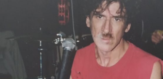 Años '90: Charly con una remera del Club de Aliados.