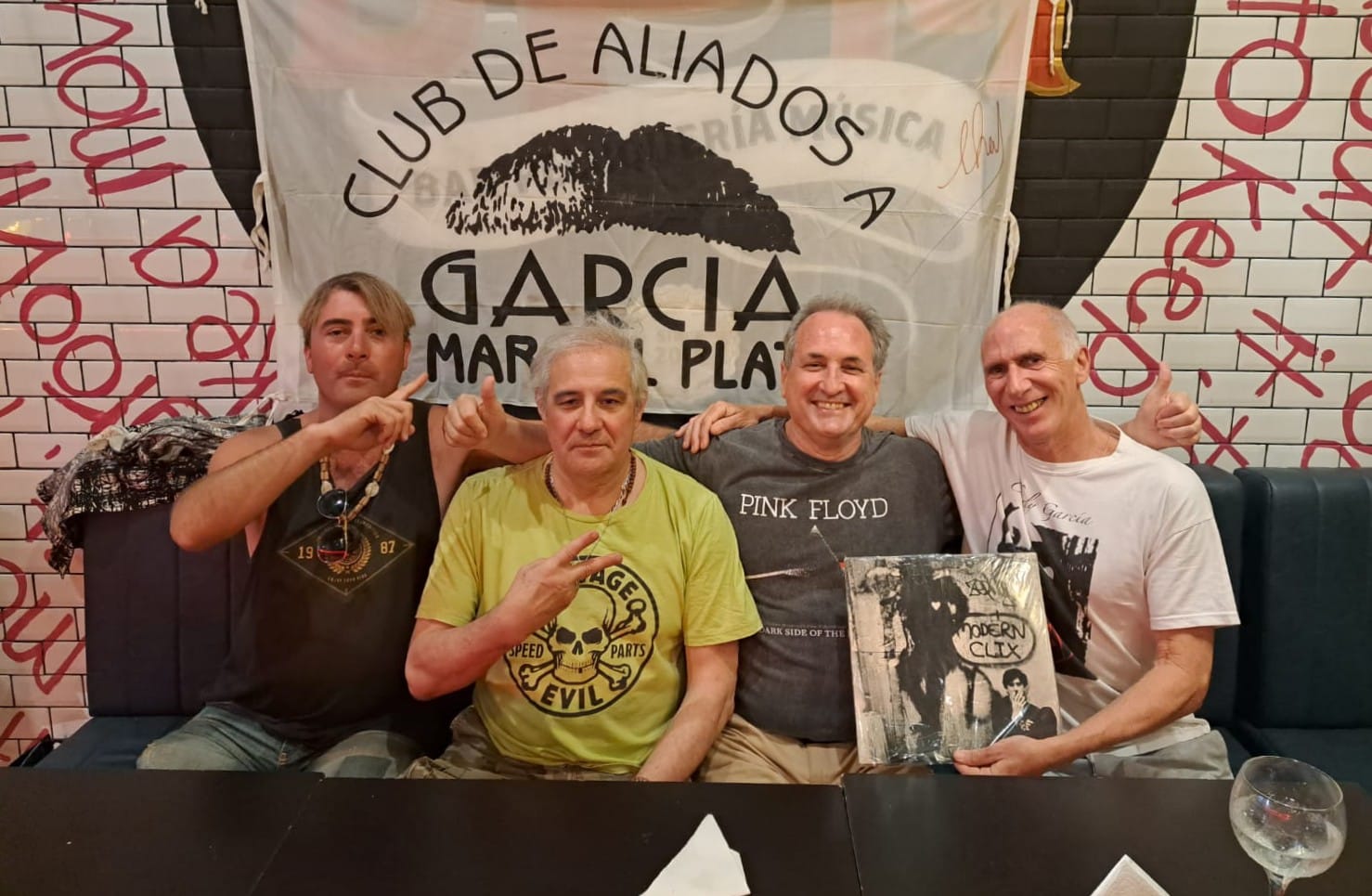 Una de las reuniones de El Club de Aliados de Charly García. 