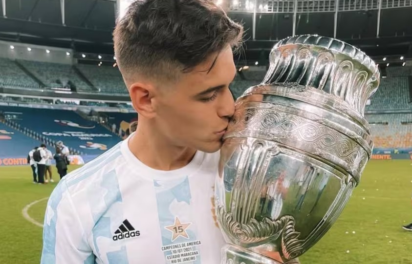 Martínez Quarta besa la Copa América en el Maracaná.