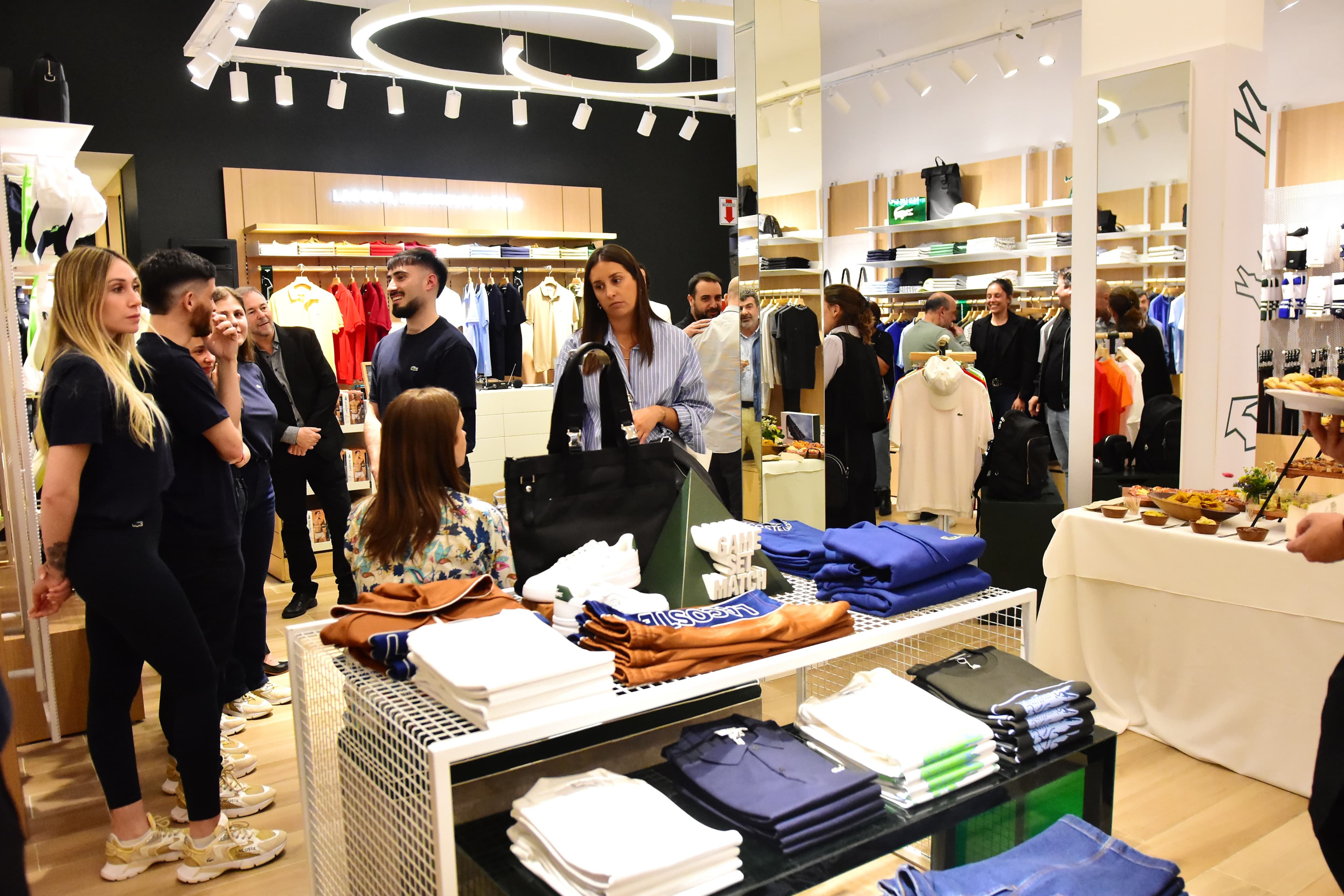 Lacoste inauguro en el Paseo Aldrey su tienda insignia en la Argentina Diario La Capital de Mar del Plata