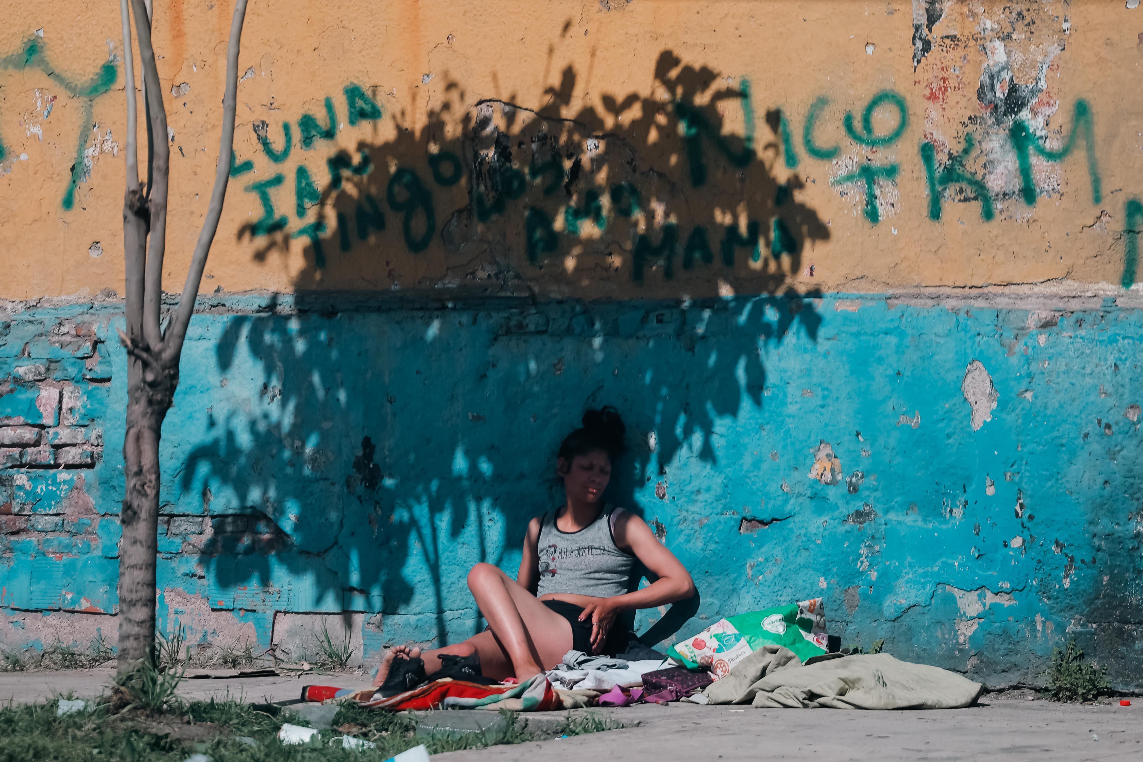 Una persona en situación de calle descansa en un anden en la ciudad de Buenos Aires. Foto: EFE | Juan Ignacio Roncoroni.